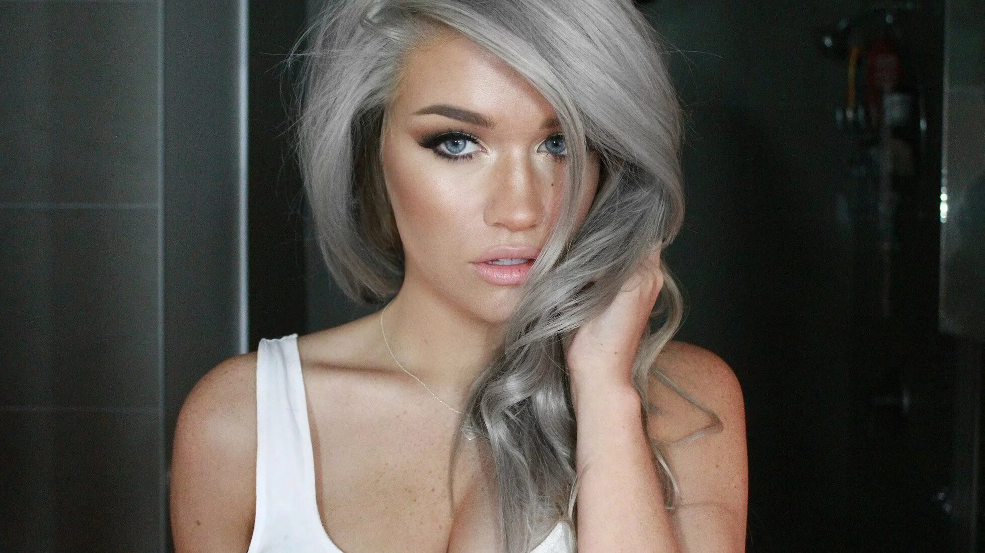 Пепельный цвет видео. Дафна хикс grey hair. пепельный цвет волос у девушек. холодный пепельный блонд. седой цвет волос у девушек.