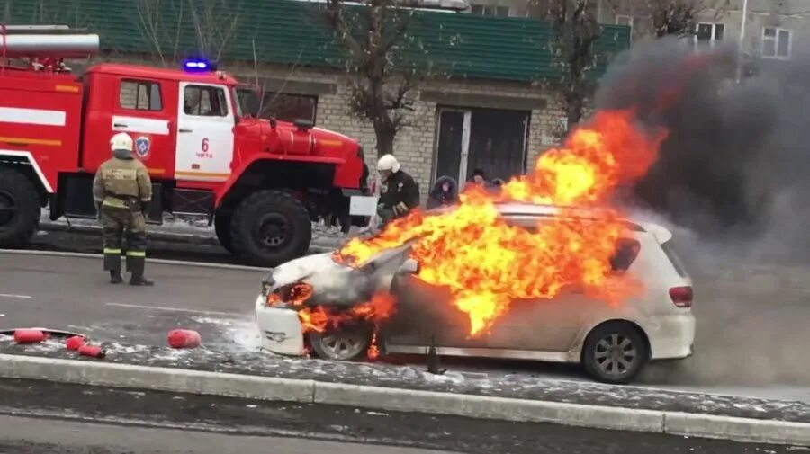 Пожарные тушат пожар. Пожарная машина тушит пожар. Тушение пожара. Пожарные машины тушат пожар видео для детей. Тушат автомобиль.