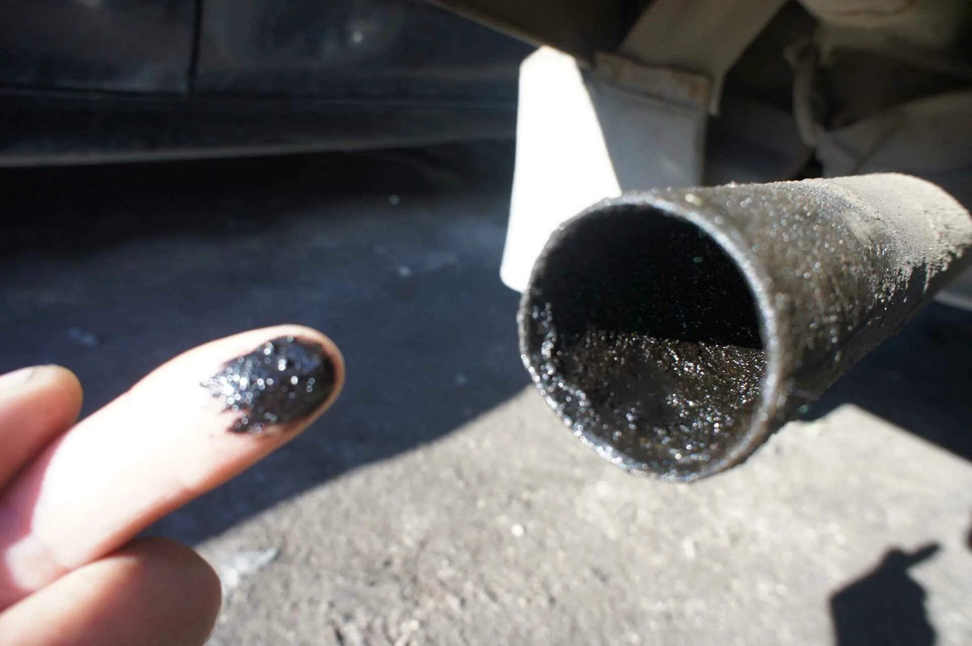 Черный выхлоп из глушителя. Форд фокус 3 сажа выхлопной. Черная копоть из выхлопной трубы ваз 2110. Сажа из выхлопной трубы. Чёрный налет в выхлопной трубе ваз 2107.