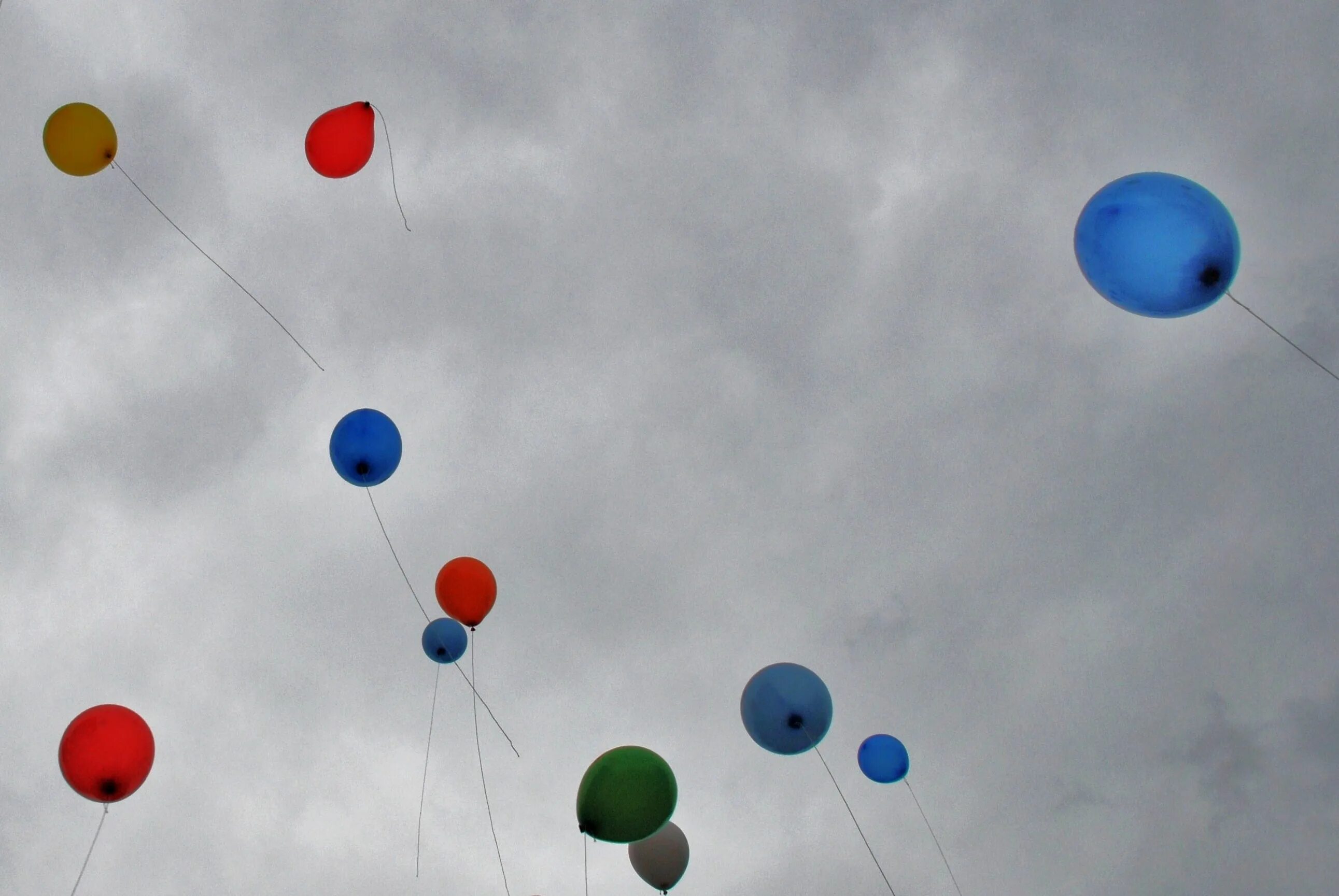 Выпуск воздушных шаров. Шары в небе. Воздушные шары летят. Воздушные шарики на пасмурном небе. Синие шары в небе.
