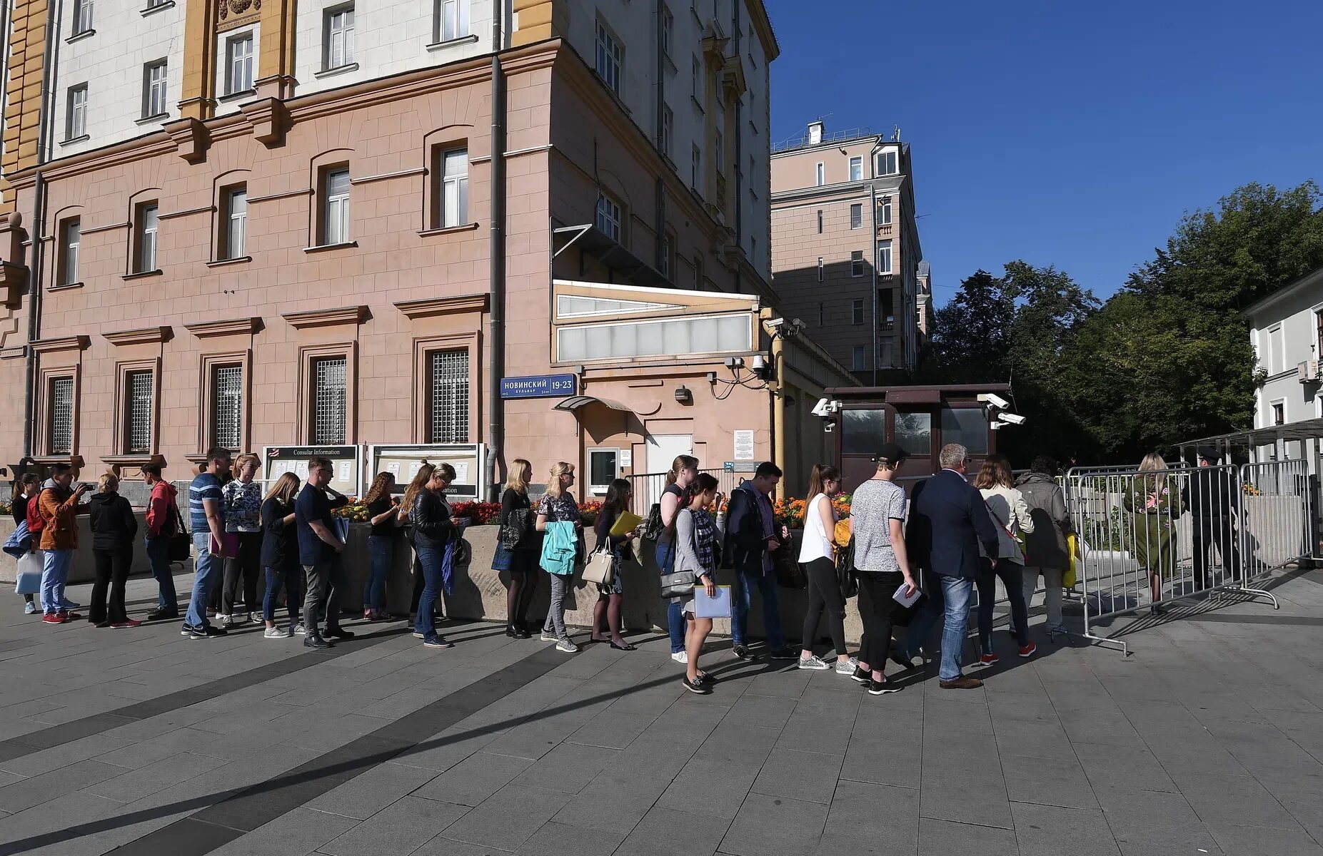Куда очереди в москве. Очередь в магазине. Очередь в магазин за айфоном. Макдональдс первый в москве год 1990. Куда очереди в москве.