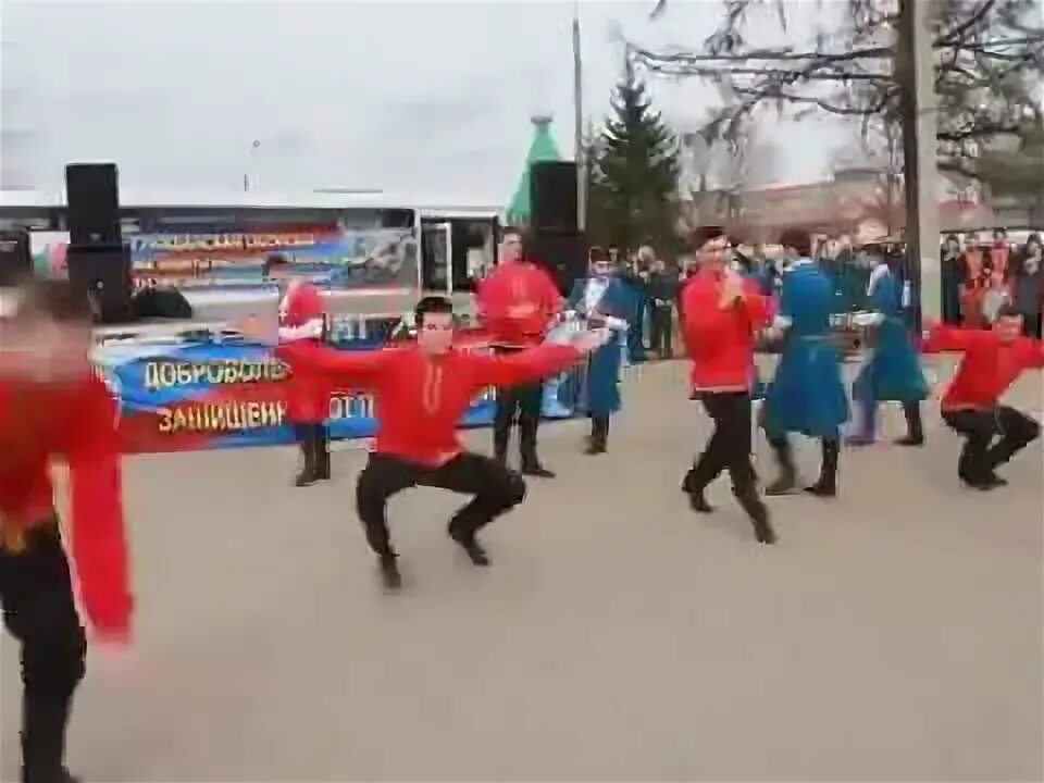 Русские танцы против лезгинки. Против лезгинки. Русские против кавказцев. Батл лезгинка и брейк данс. Против лезгинки.