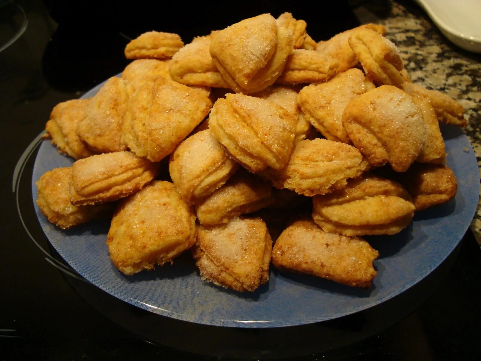 Печенье треугольники в духовке. Творожные печенье в духовке треугольники. Печенье из творога треугольники с сахаром в духовке. Треугольная булочка. Творожное печенье ракушки.