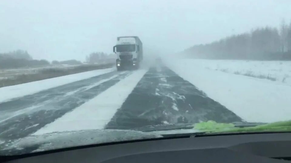 Узнать закрыта трасса. Дорога закрыта. метель на трассе.