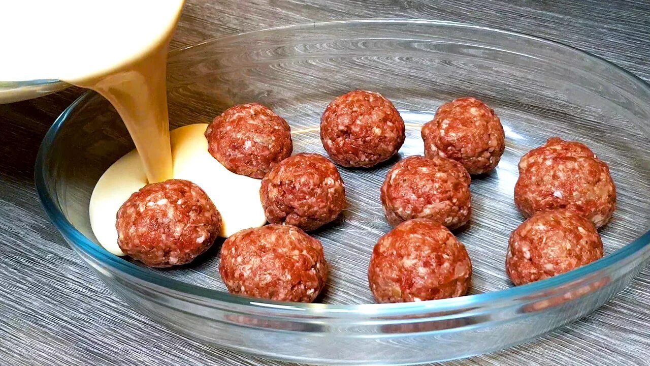 Пирог с мясными фрикадельками. Фрикадельки мясные заливные. Заливной пирог с фрикадельками. Фрикадельки размер