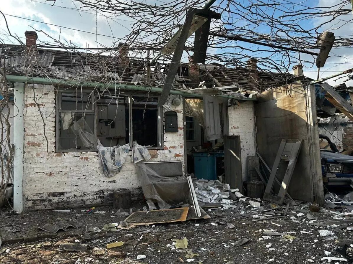 Токмак обстрел. Обстрел города токмак кассетными боеприпасами. разрушенные дома. разрушенный город. дом.