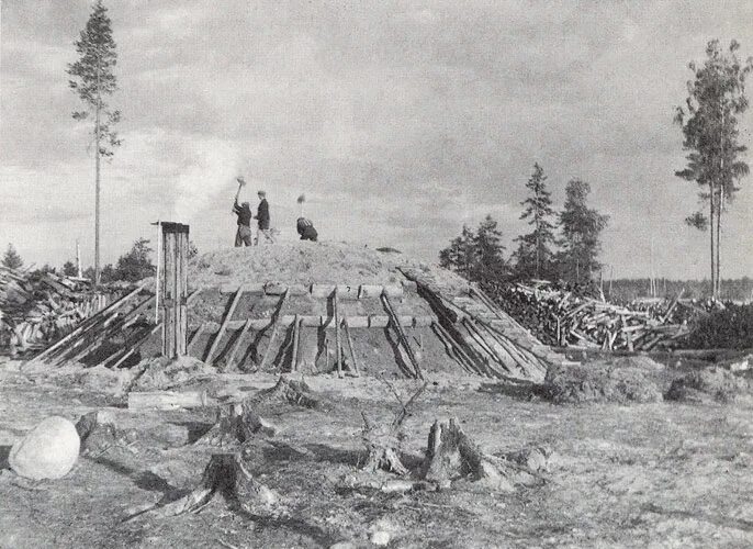 выжигание угля. печь для производства древесного угля. выжигание угля. выжигание угля. углежжение в древности.