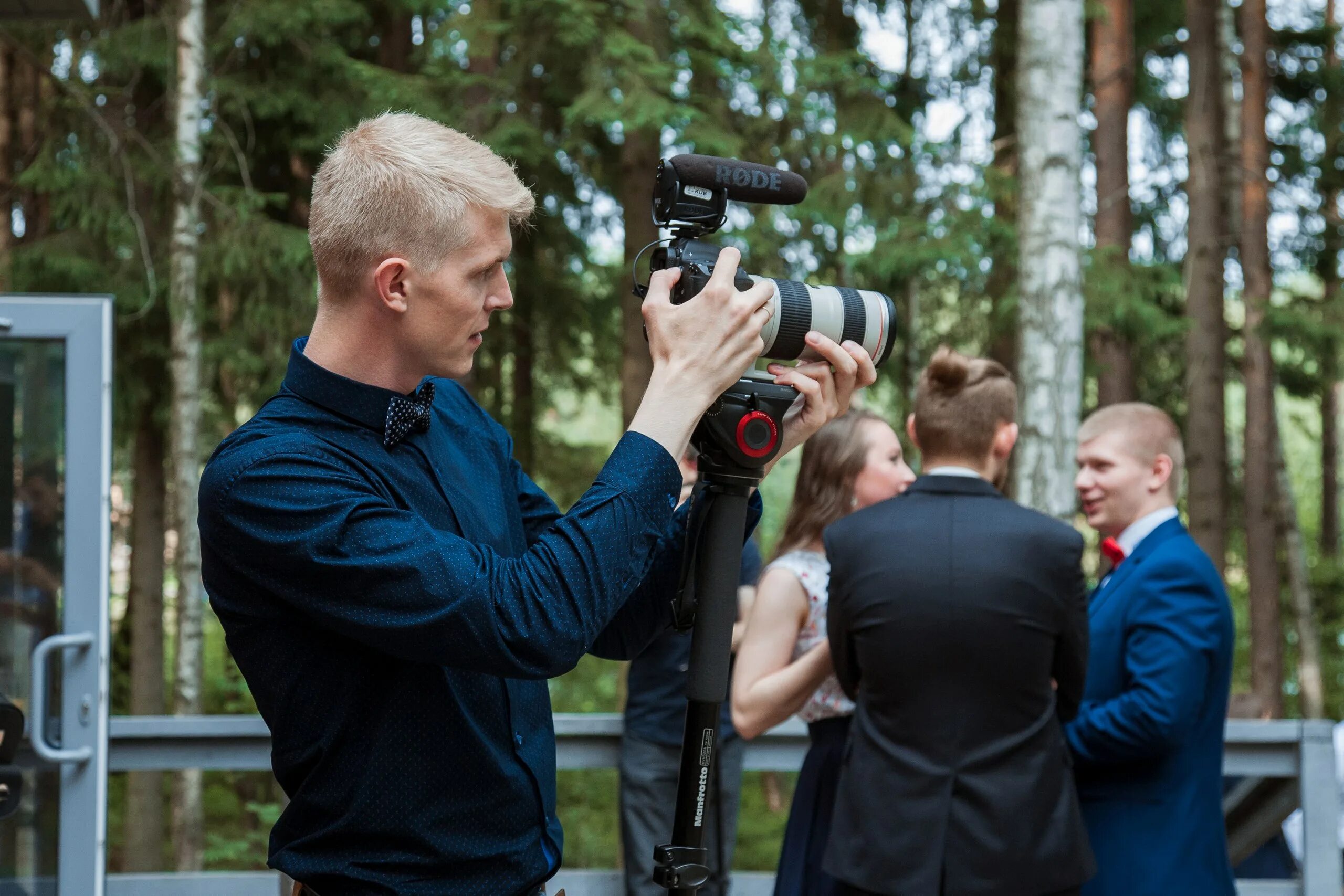 Фото и видеосъемка. Видеооператор на свадьбу. Фотограф видеооператор. Видеографы на свадьбу. Фотограф видеограф.