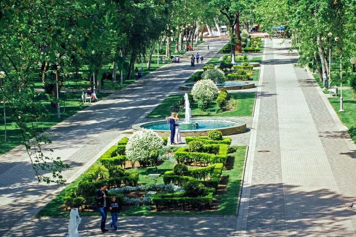 Где сады в краснодаре. Городской сад парк Горького Краснодар. Парк Горпарк Краснодар. Сквер Горького Краснодар. Краснодар Горпарк Горького.