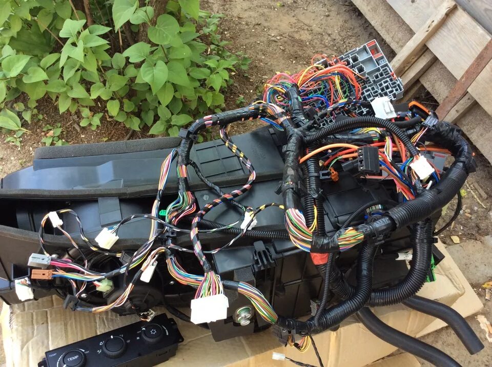 Проводка подкапотная приора 16. Подкапотная коса калина 2 люкс. Кондиционер панасоник приора провода. Проводка кондиционера приора панасоник. Электропроводка дверная ваз 2170.