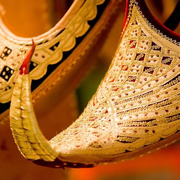 Гуарачеро субкультура. Старомодные туфли. Башмаки с загнутыми носами. Средневековые туфли. Восточные туфли с загнутыми носами.