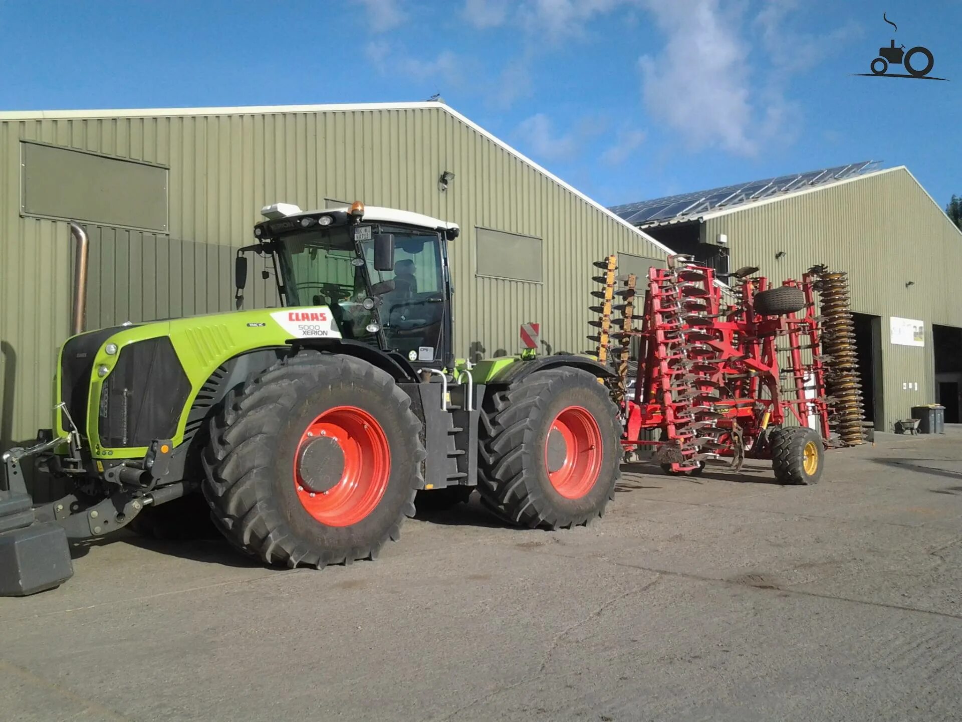 Claas xerion. Claas xerion и кировец. xerion 5000. claas xerion 5000 гусеничный. claas xerion 3800 black.