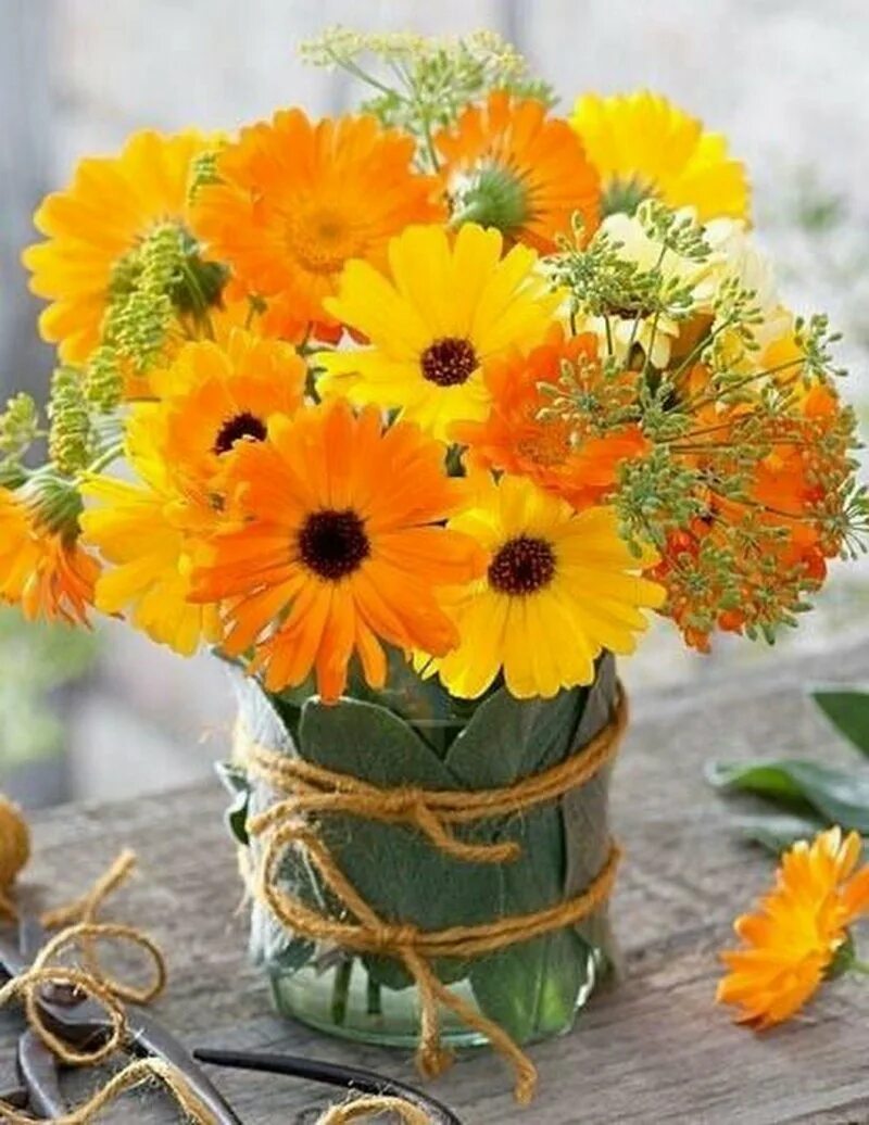 Желтое доброе утро картинки. Букет из календулы. Желто оранжевые цветы. Красивые желтые цветы. Солнечный букет.