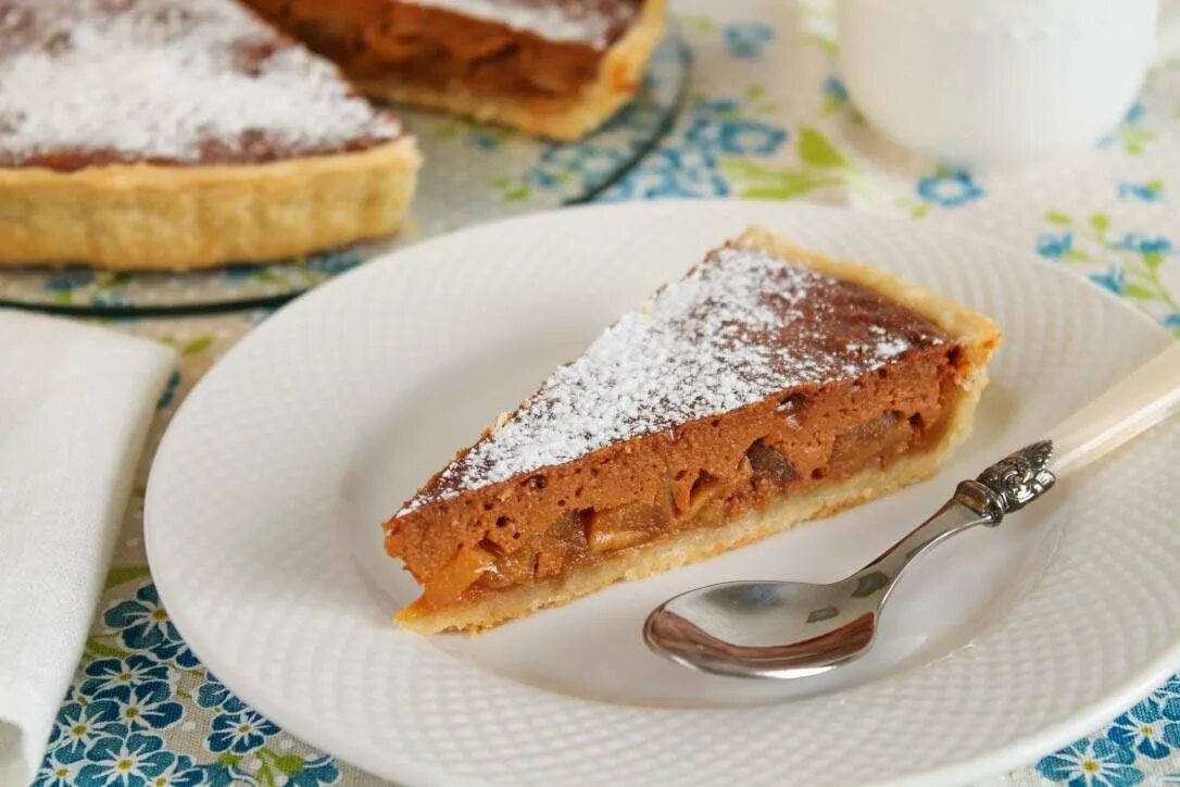 Рецепт простого пирога с сгущенкой. Пирог со сгущенкой. пирог с яблоками и сгущенкой. пирог с вареной сгущенкой. пирог с варёной сгущёнкой.