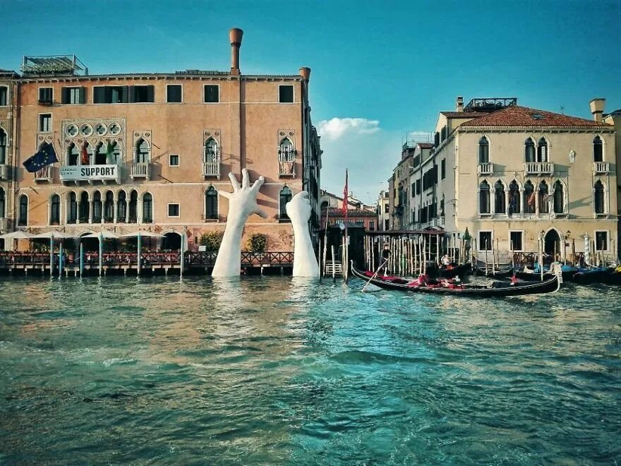 Почему венеция на воде. Лоренцо Куинн Венеция. Лоренцо Куинн мост руки Венеция. Скульптура Лоренцо Куинна в Венеции. Скульптура «гигантские руки из воды» в Венеции, Италия.