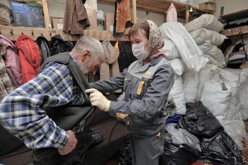 Социальный работник и бездомные. Центр помощи бездомным. Ангар спасения милосердие (служба помощи бездомным) терминал. Социальная столовая для бездомных. Пункт помощи бездомным.