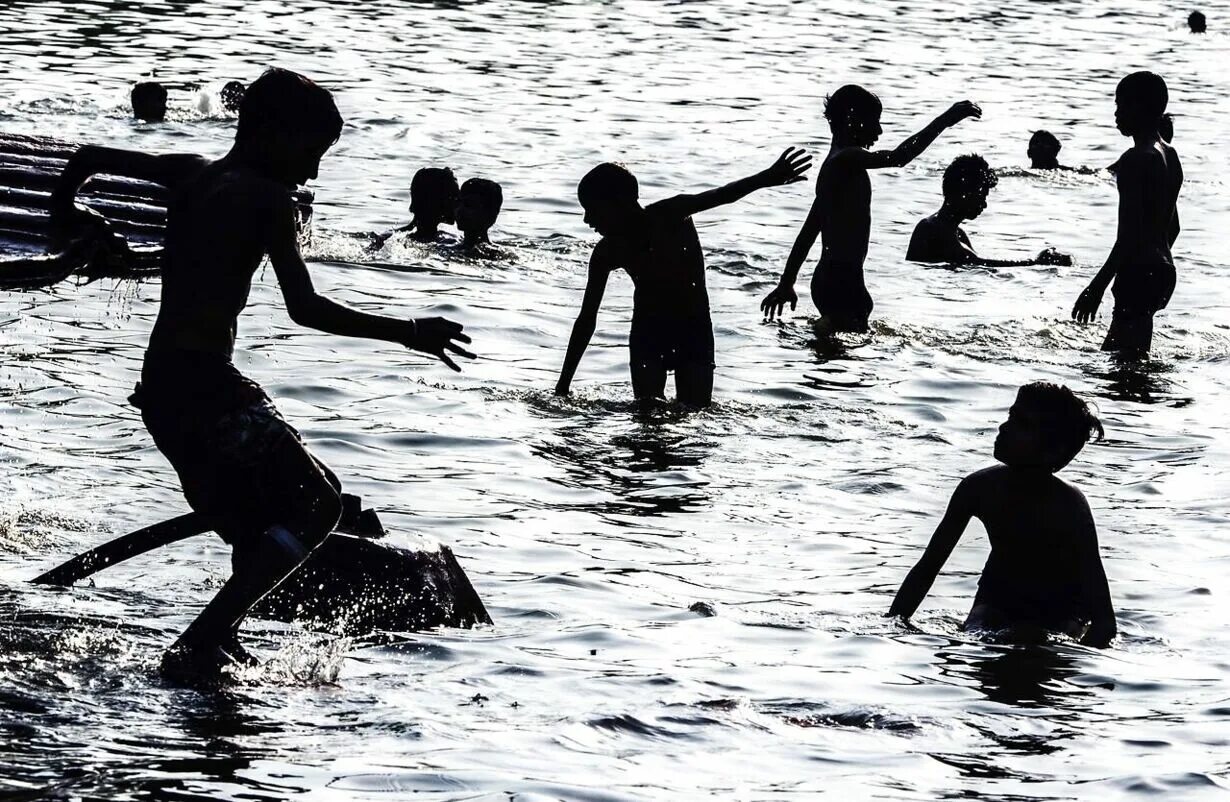 Силен вода. Маленькие жители воды. Дети в жару в тени картинка для детей. Мальчик закончилась вода. Schoolchildren Bathe in the River.