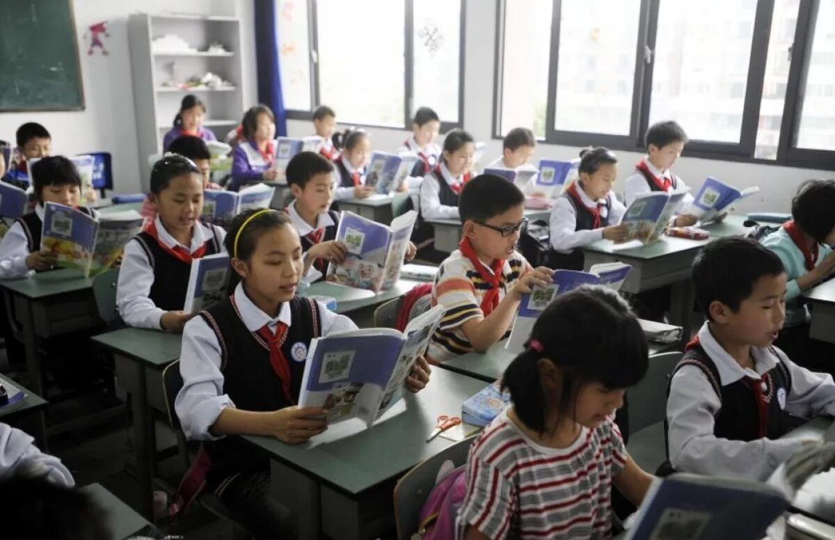 Китайский класс в школе. Китайские школы в Китае. Образование в Китае средняя школа. Ученики средней школы в Китае. Начальное образование в Китае.