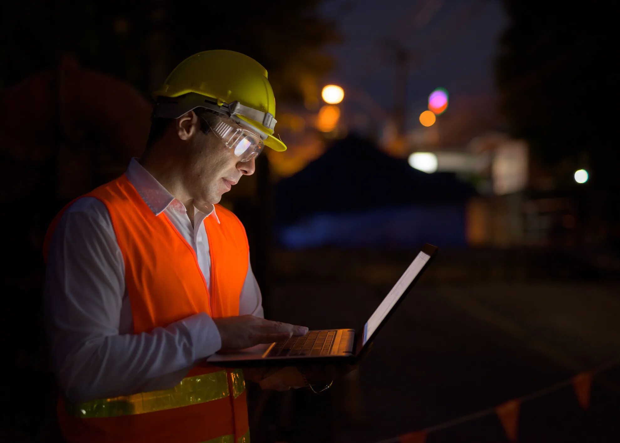 He works at night. Стройка и строители. Строители вечер. Прораб на стройке. Строители темный фон.