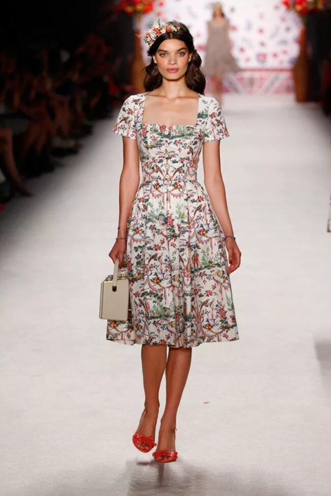 Красивые женские платья. Женщина в платье. Стильные платья для женщин. Красивые женские платья. Модные стильные платья для женщин.