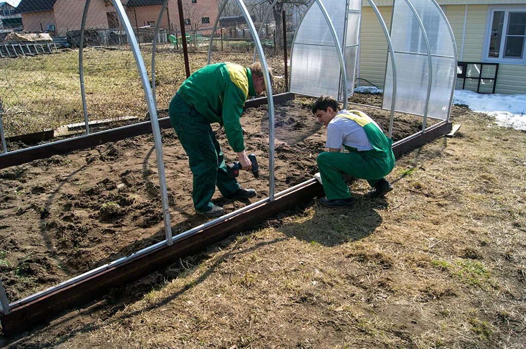 Установка теплицы из поликарбоната цена за работу. Монтаж теплицы. Сборка теплицы. Сборщик теплиц. Монтаж теплицы из поликарбоната.