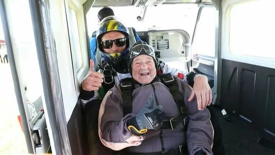 Групповая акробатика. Прыжки в сочи с парашютом сочи с моста. Бейсджампинг в сочи парашютист. Рекорд по прыжкам с парашютом. Рекорды парашютного спорта.