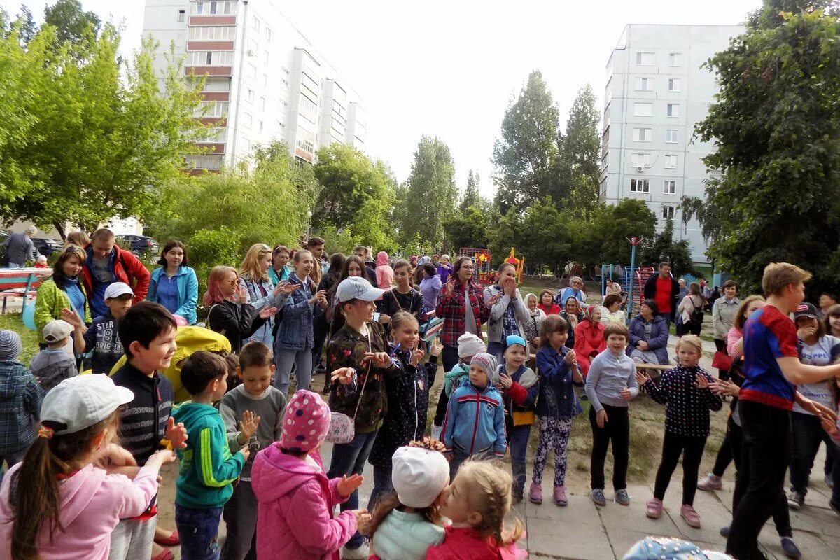 Что на дне двора. Что на дне двора. Дети во дворе. Праздник для детей на улице. День дворового.