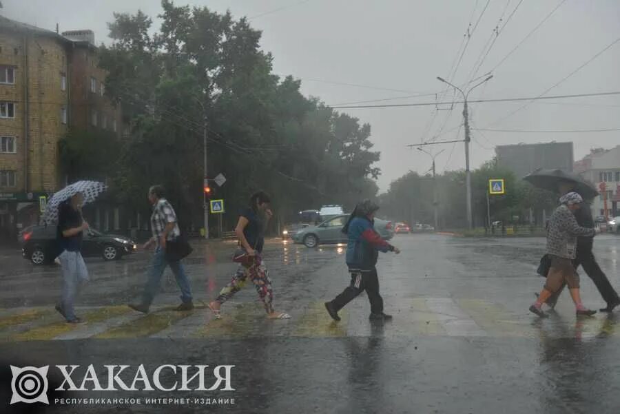 Синоптик пола. Погода в мариуполе сегодня. Погода в рогачеве белоруссия. Ливень. Москва тает снег.