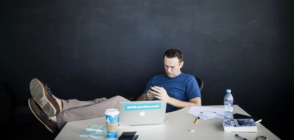 Канал навального на ютубе. Навальный обои. Навальный компьютер. Навальный на рабочий стол.