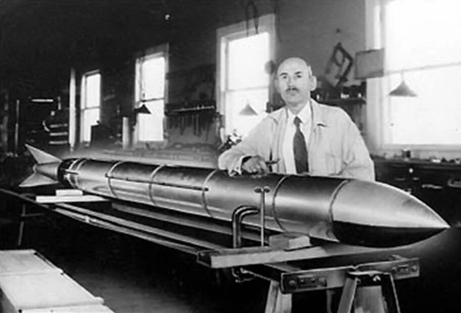 Первый в мире реактивный. 1926 Запущена первая в мире ракета на жидком топливе.