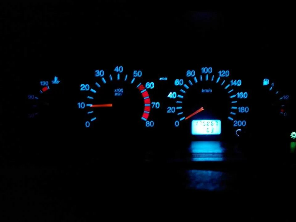 Лампочки светодиодные в щиток приборов ваз 2110. Лампа подсветки приборной панели ваз 2110. Пересвет панели ваз 2110. Лампочки в приборную панель ваз 2110 белые. Лампочки в приборку ваз 2110.