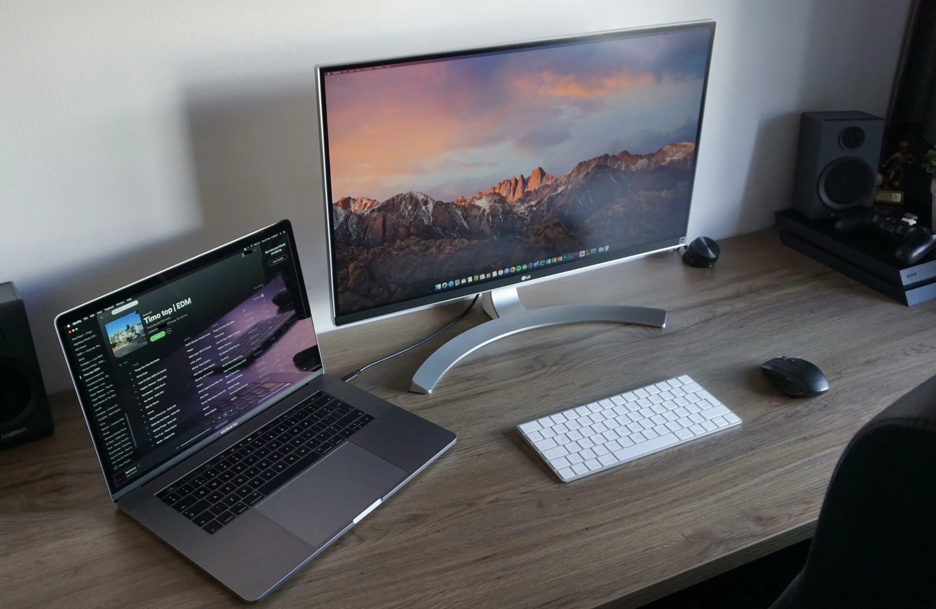 Используем macbook как монитор. Macbook pro setup. macbook pro monitor 49 desk. macbook с монитором. рабочее место macbook.
