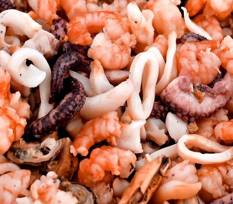 Морской коктейль мидии с кальмарами. Морепродукты на развес. Морской коктейль креветки кальмары мидии. Осьминоги кальмары морепродукты.