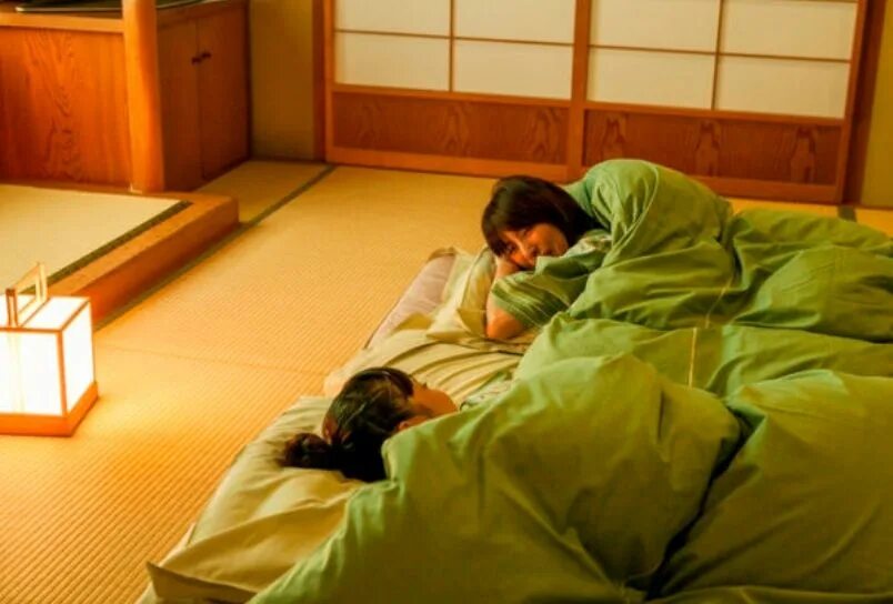 Японцы спят. Японский Футон для сна. Японская кровать на полу. Корейская кровать на полу. Сплю без матраса