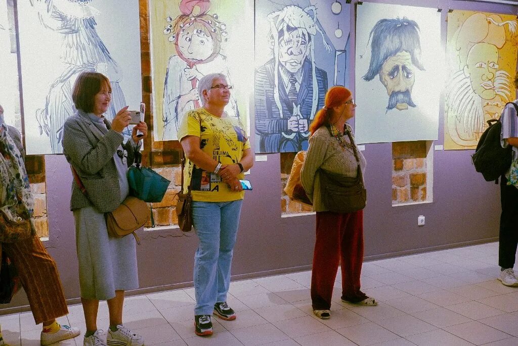 Выставка вернисаж семейный калейдоскоп. Вернисаж выставки. выставка-вернисаж в библиотеке что это. шваюков фотовыставка. владимир шваюков художник.