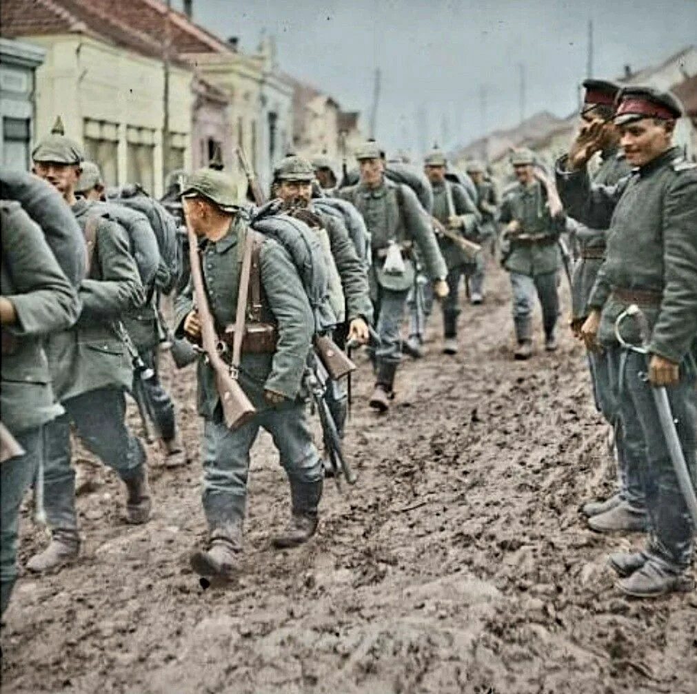 Германская армия ПМВ солдаты. Германские войска 1 мировой. Немецкие солдаты первой мировой войны маршируют. Германские солдаты маршируют первая мировая.