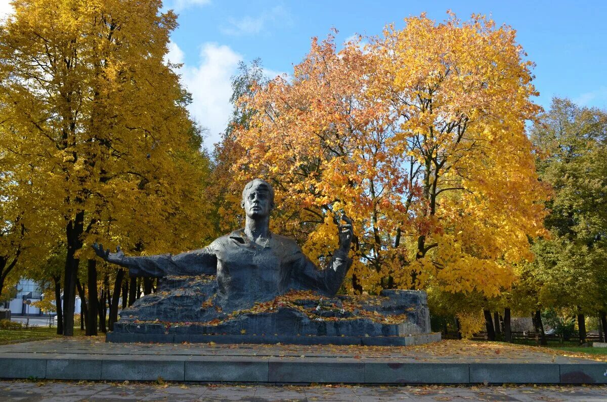 Памятник Есенину в Рязани. Памятник Сергею Есенину в Рязани. Кремлевский вал Рязань памятник Есенину Рязань. Памятник Есенину в Рязани в Кремле. Врач есенина рязань