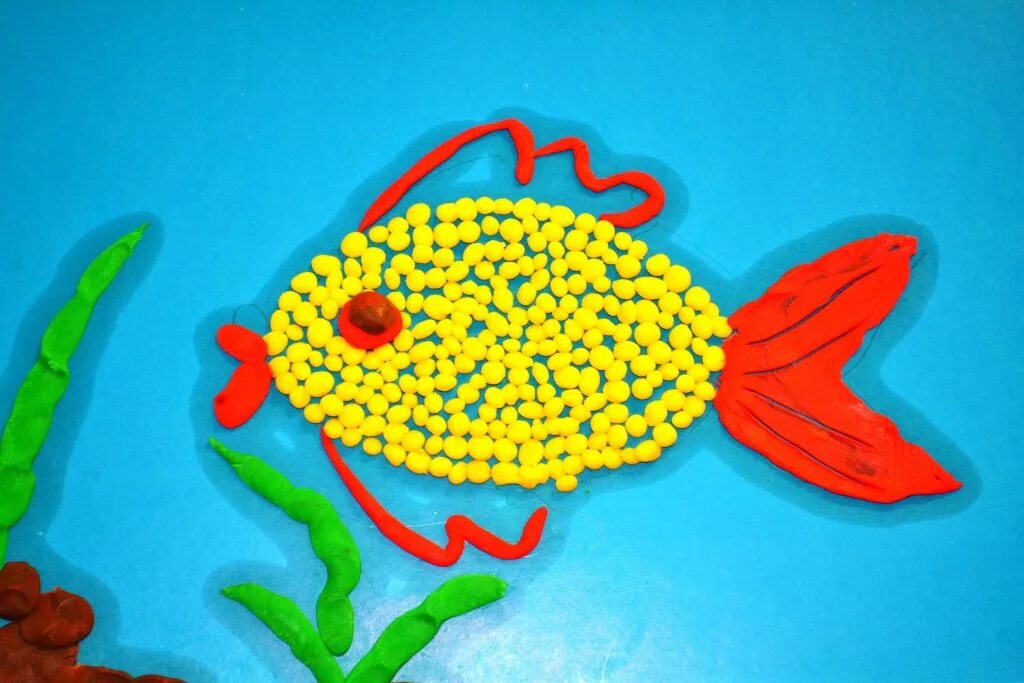 Золотая рыбка техника пластилинография. Пластилинография золотая рыбка старшая группа. Поделки из пластилина. Пластилинография для детей 4 5. Пластилинография для детей.