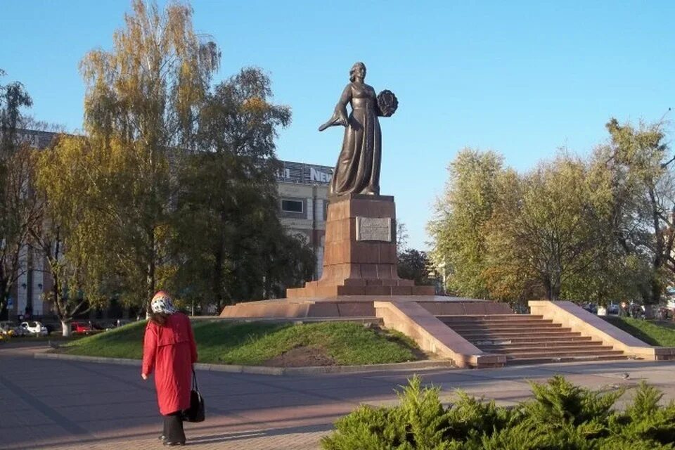 Монумент Родина мать Калининград. Памятник мать Россия в Калининграде. Сквер Родина мать Калининград. Памятники Родина мать Калининградской области. Мать руси город