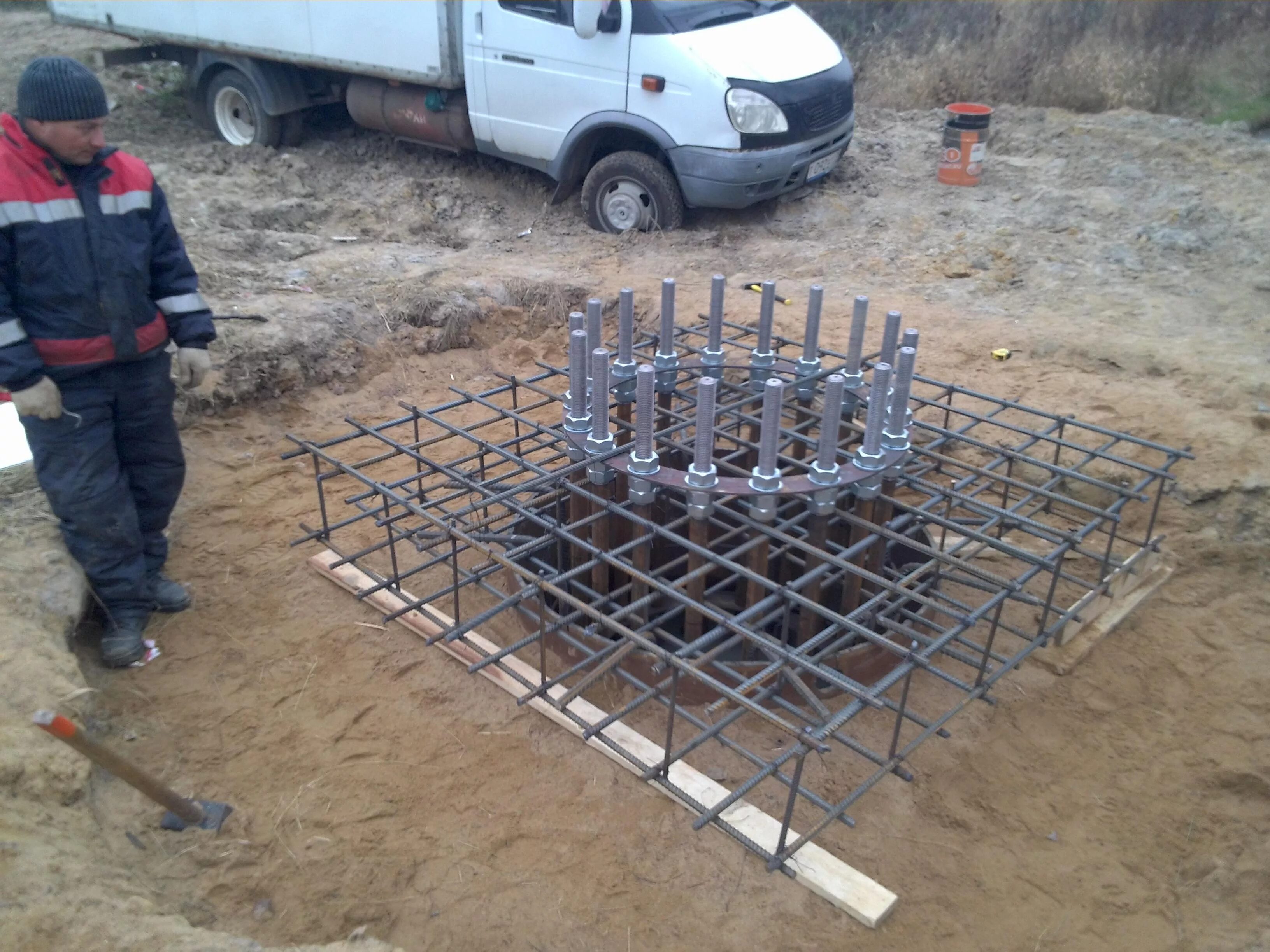 Фундамент под амс 15 метров. Фундамент под мачты. Фундамент для мачты освещения 16 метров. Фундамент под ветряк. Фундамент металлической опоры лэп 110 кв.