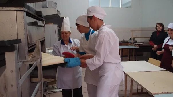Повара общепита. Очистка овощей. Шеф повар в работе. Коренщик профессия. Коренщик профессия.
