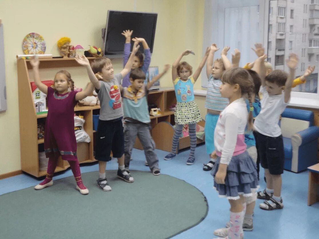 Веселая игра с движениями. Физминутка в детском саду. Физкультминутки в детском саду. Физкультминутки и динамические паузы в ДОУ. Физкультминутка в ДОУ.