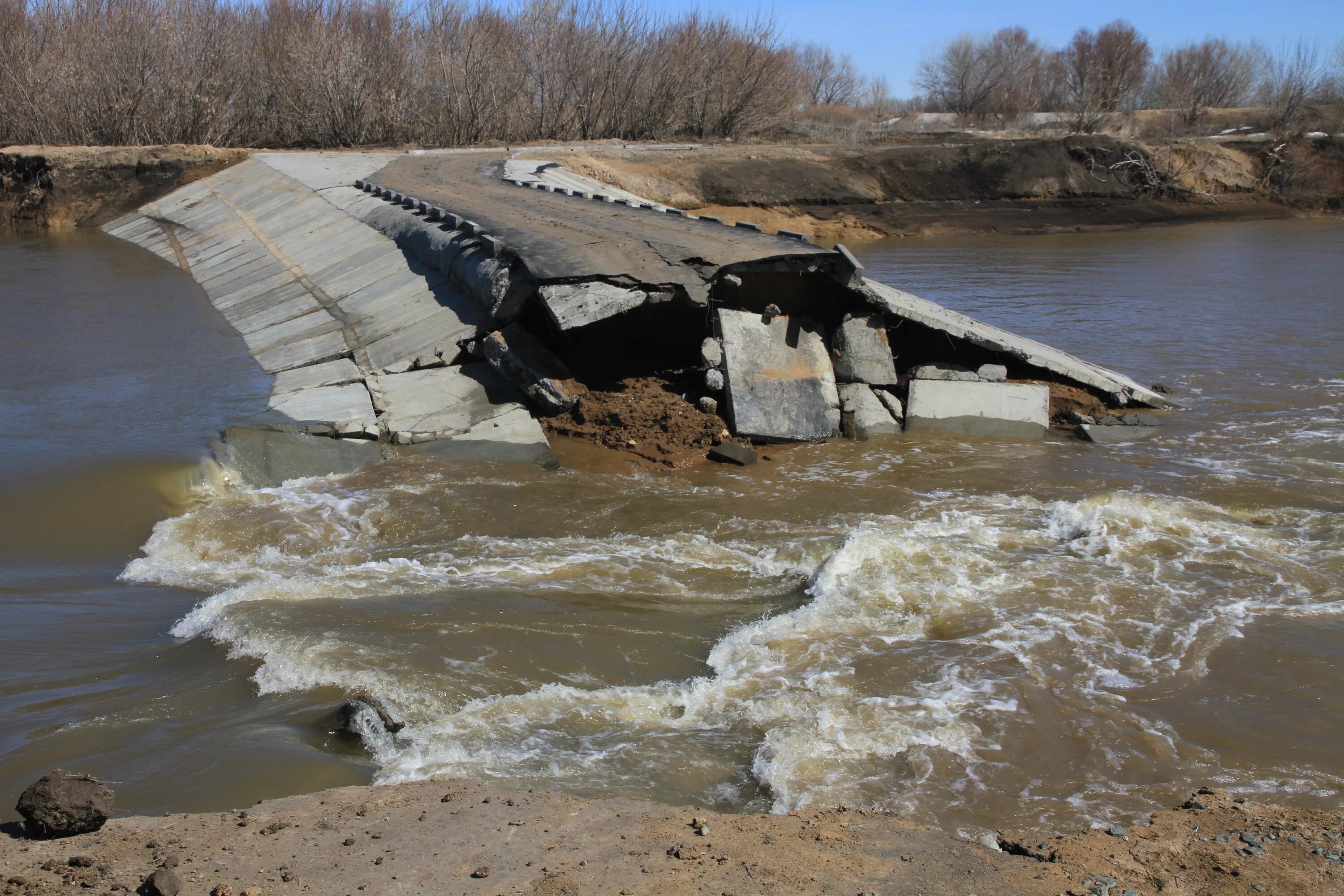 Разрушения водохранилище