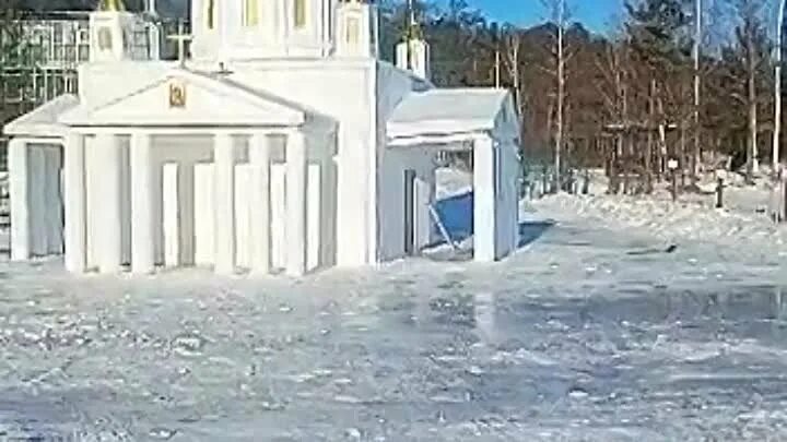 Накануне Крещения на озере Тургояк воздвигли копию челябинского кафедрального со