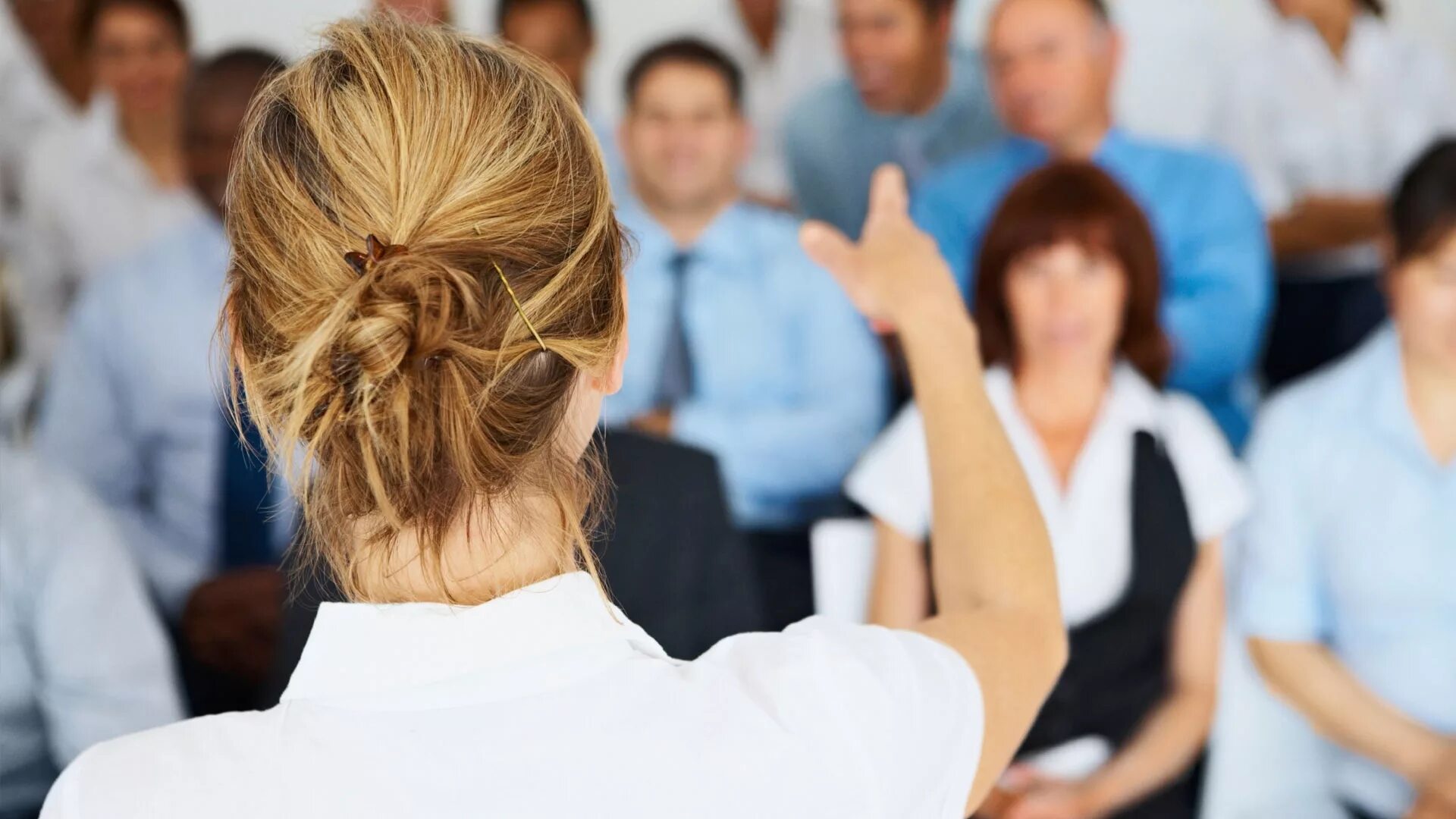 Публичной девушкой. Женщина за трибуной. Публичное выступление женщина. Девушка выступает на конференции. Выступающий перед аудиторией.