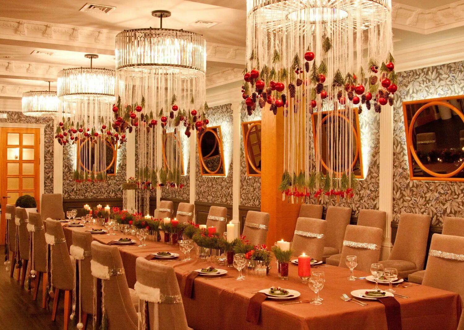 Декор ресторана. Новогоднее украшение зала ресторана. Новогодний декор кафе. Декор ресторана на новый год. Декор ресторана.