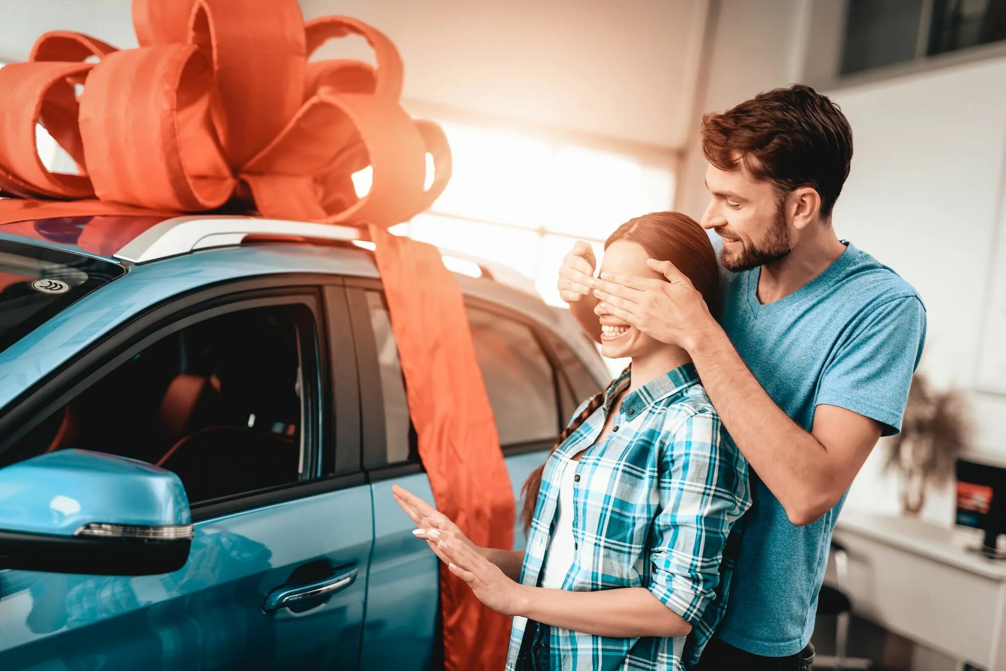 Dad a new car. Мужчина дарит машину. Мужчина дарит женщине машину. Девушка дарит машину парню. Девушке дарят машину.