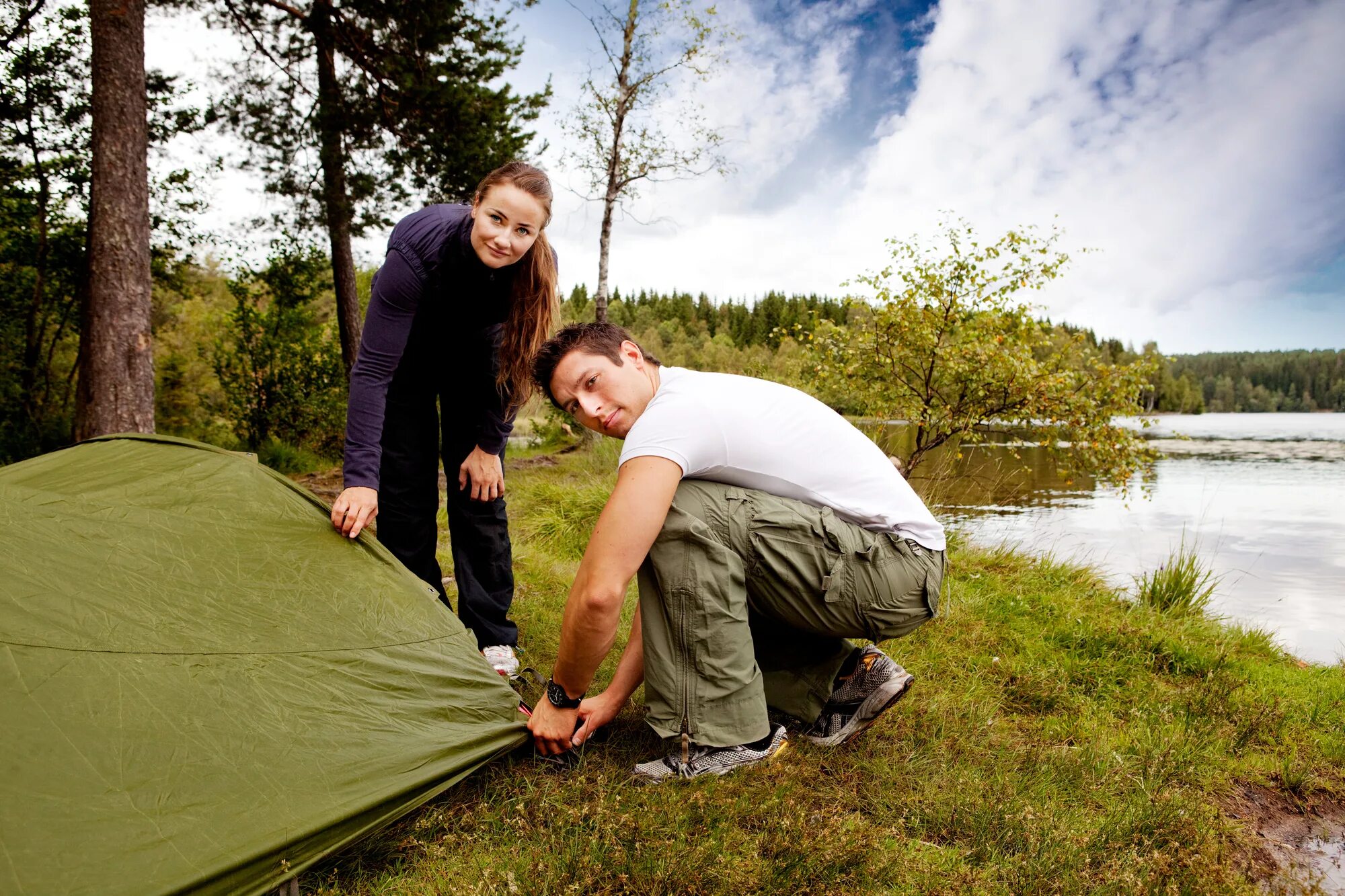 Парни в палатке. Man go Camping. Мужчина возится у палатки. Мужик ставит палатку.