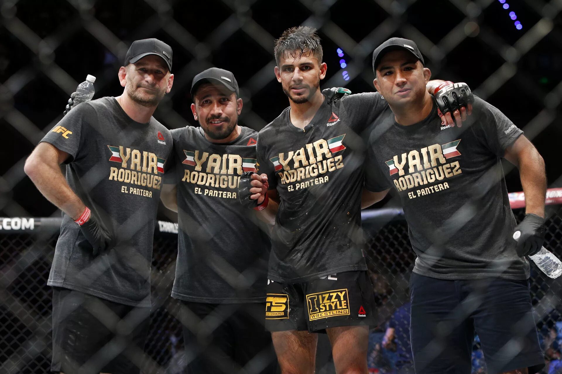 Родригес ufc. Yair Rodriguez. Волоконовский Яир Родригес. Яир Родригес на черном фоне.