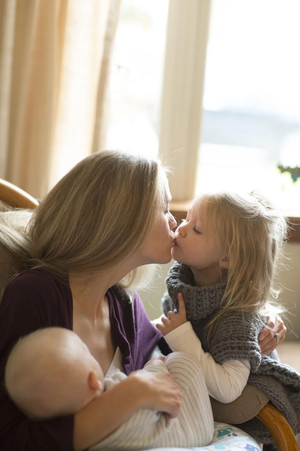 Lesbian мама. Маленькие лесбияночки с мамой. Девочка с мамой лезбиянки. Сын и две мамы лезбиянки. Мать лесби дочь которой 5 лет.